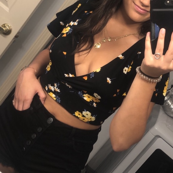 Black Floral Divided Cropped Open Back Cut Out Blouse - Picture 6 of 7